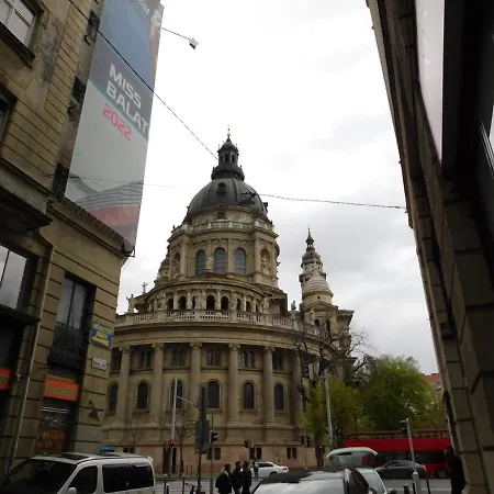 The Wonder Deer Next To The Opera Self Check-in Budapešť