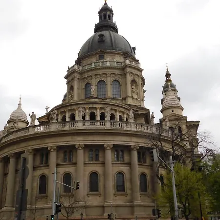 The Wonder Deer Next To The Opera Self Check-in Budapesta