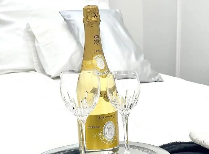 The Wonder Deer Next To The Opera Self Check-in Budapesta