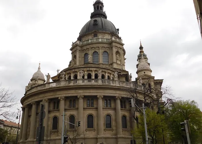 The Wonder Deer Next To The Opera Self Check-in Budapesta